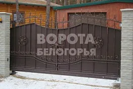Откатные ворота с элементами ковки