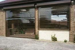 Частный дом Прозрачные рольставни на зоне Барбекю